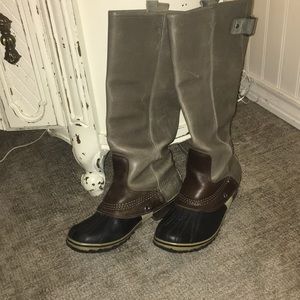 Gray Sorel boots in size 6.